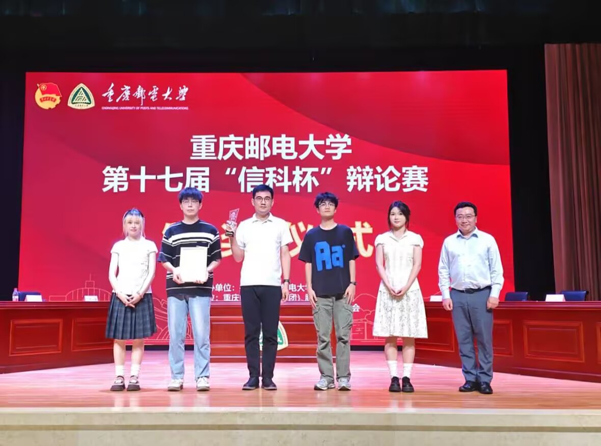 辩论队成员们在交流讨论的场景，展现人脉拓展的机会