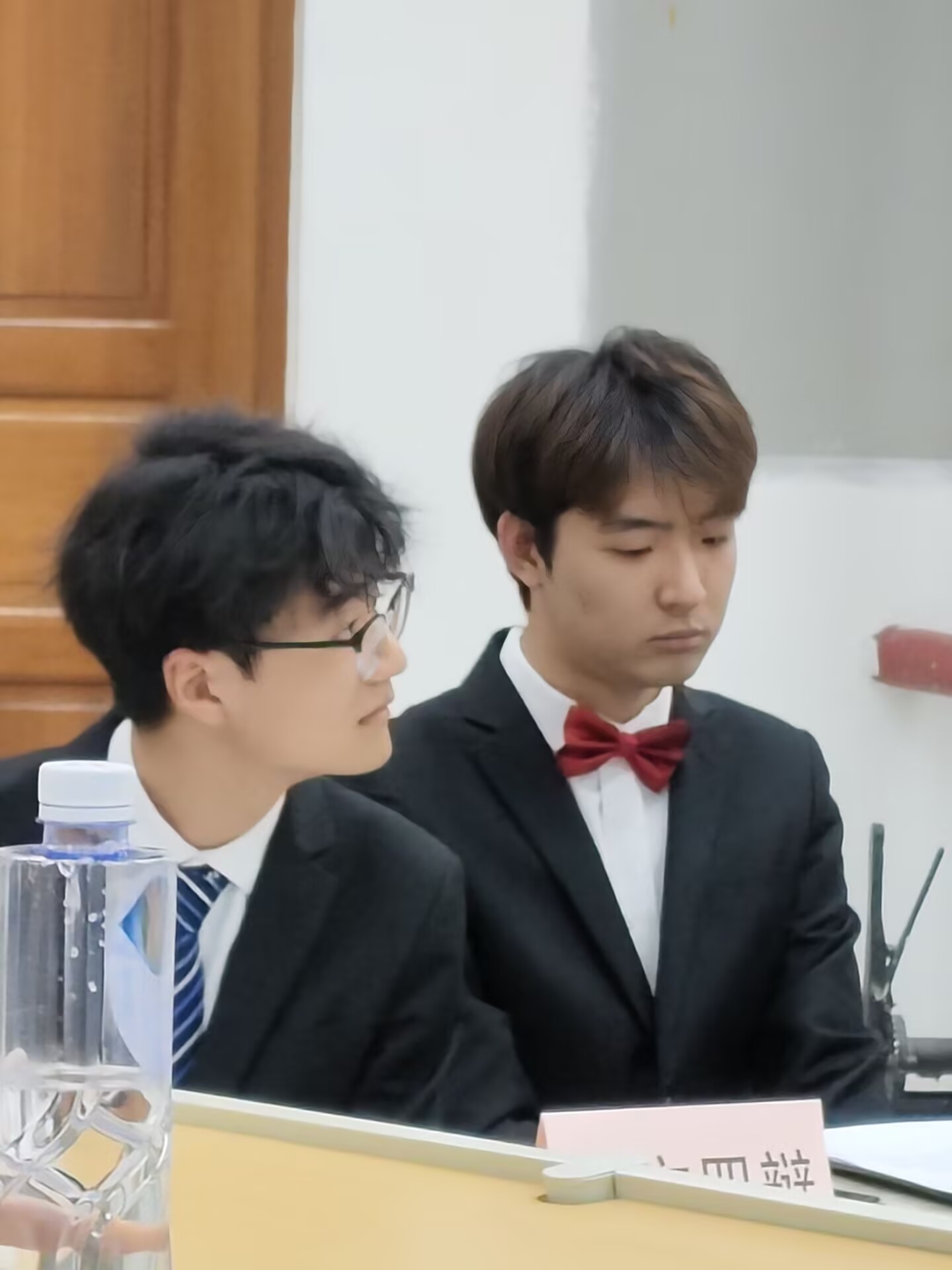 辩论队成员们在活动中欢笑的场景，展现团队的快乐氛围